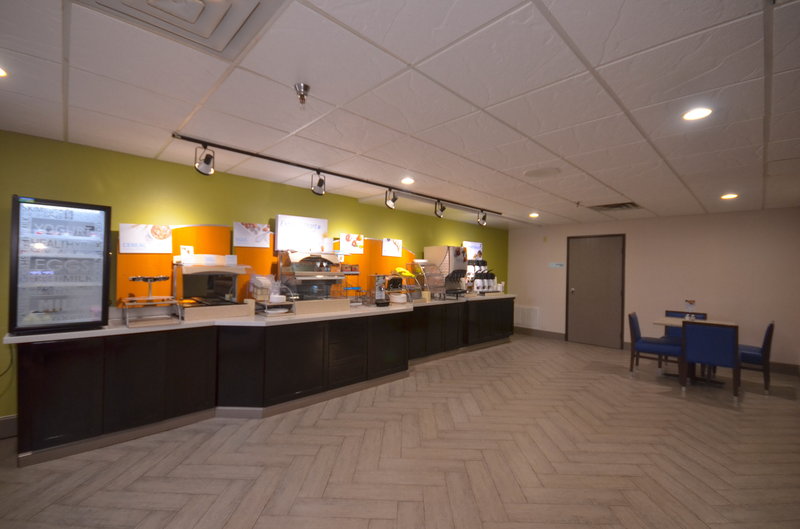 Holiday Inn Express & Suites FAYETTEVILLE-UNIV OF AR AREA - Springdale, AR