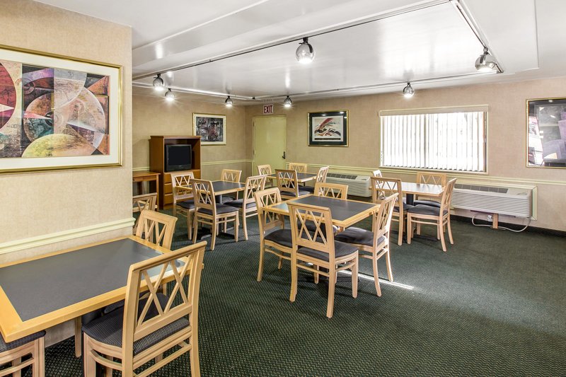 Econo Lodge - Live Oak, FL