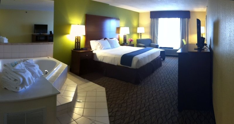 Holiday Inn Express-Lapeer - Clifford, MI