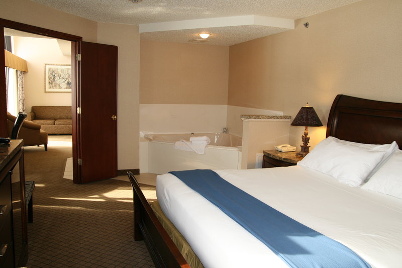 Holiday Inn Express GROVE CITY (OUTLET CENTER) - Mercer, PA
