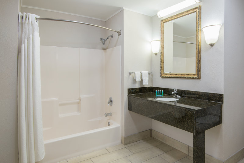 Holiday Inn Express CLEVELAND AIRPORT - BROOK PARK - Brook Park, OH