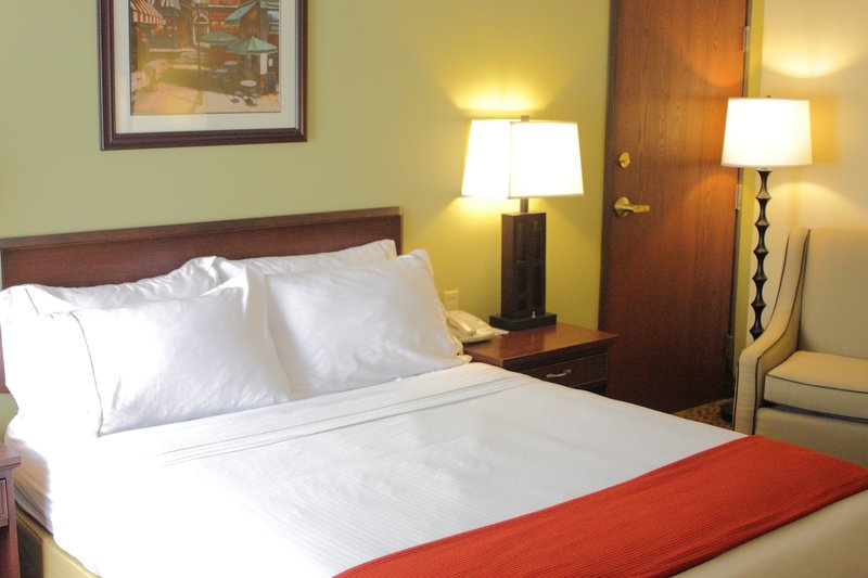 Holiday Inn Express OSAGE BCH - LAKE OF THE OZARKS - Oshkosh, WI