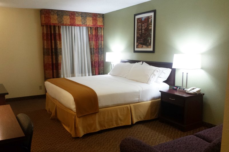 Holiday Inn Express OSAGE BCH - LAKE OF THE OZARKS - Oshkosh, WI