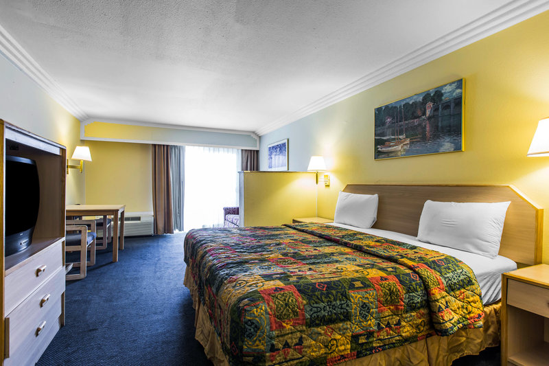 Rodeway Inn - Azusa, CA