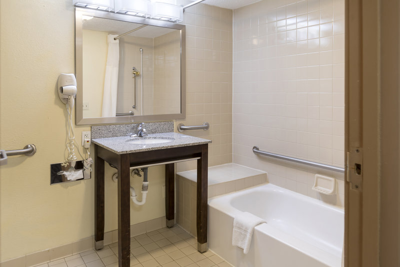 Clarion Hotel Detroit Metro Airport - Romulus, MI