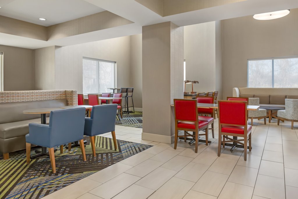 Holiday Inn Express & Suites LOUISVILLE SOUTH-HILLVIEW - Tap to explore photos