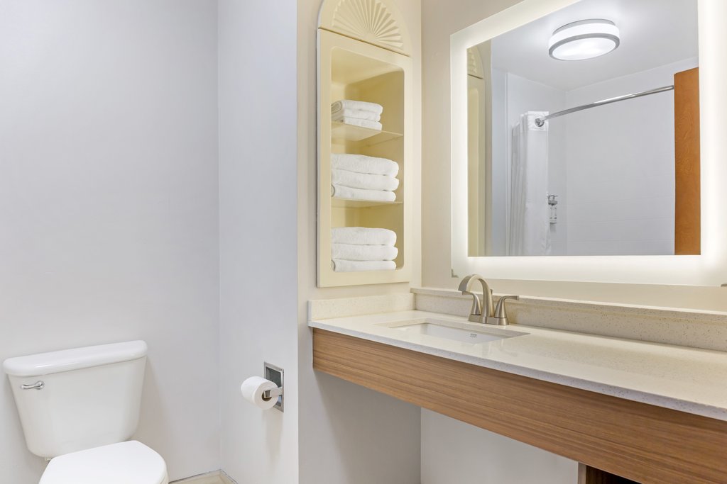 Holiday Inn Express & Suites LOUISVILLE SOUTH-HILLVIEW - Tap to explore photos