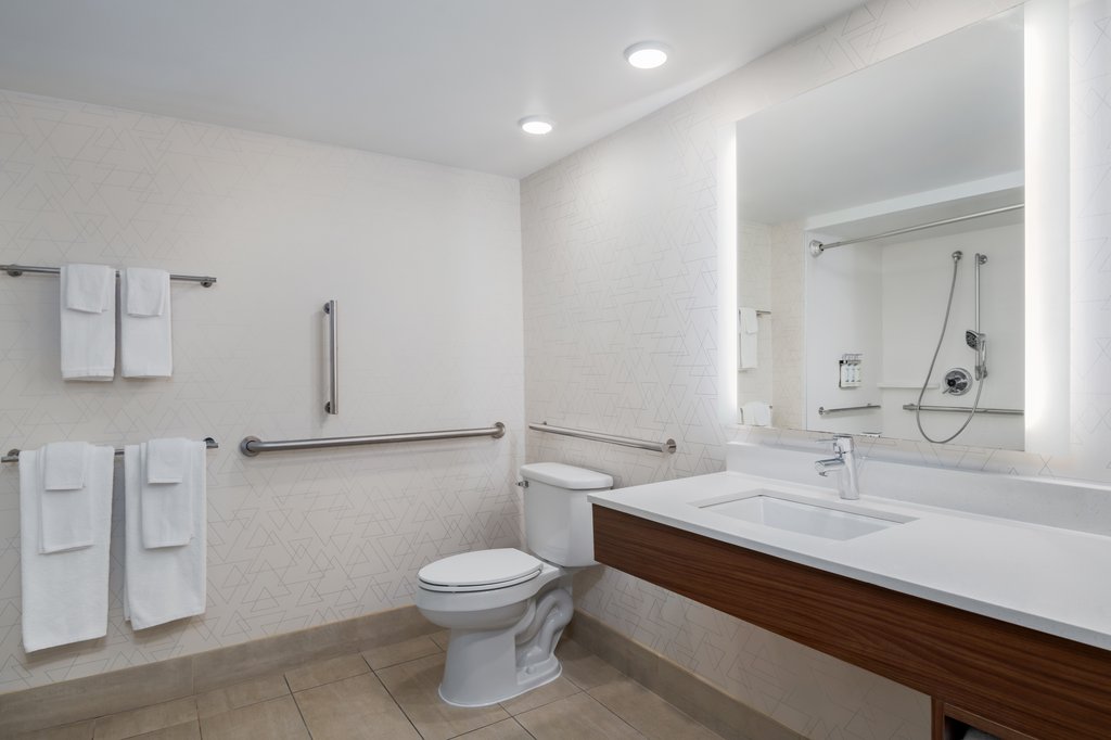 Holiday Inn Express & Suites BENTONVILLE - Tap to explore photos