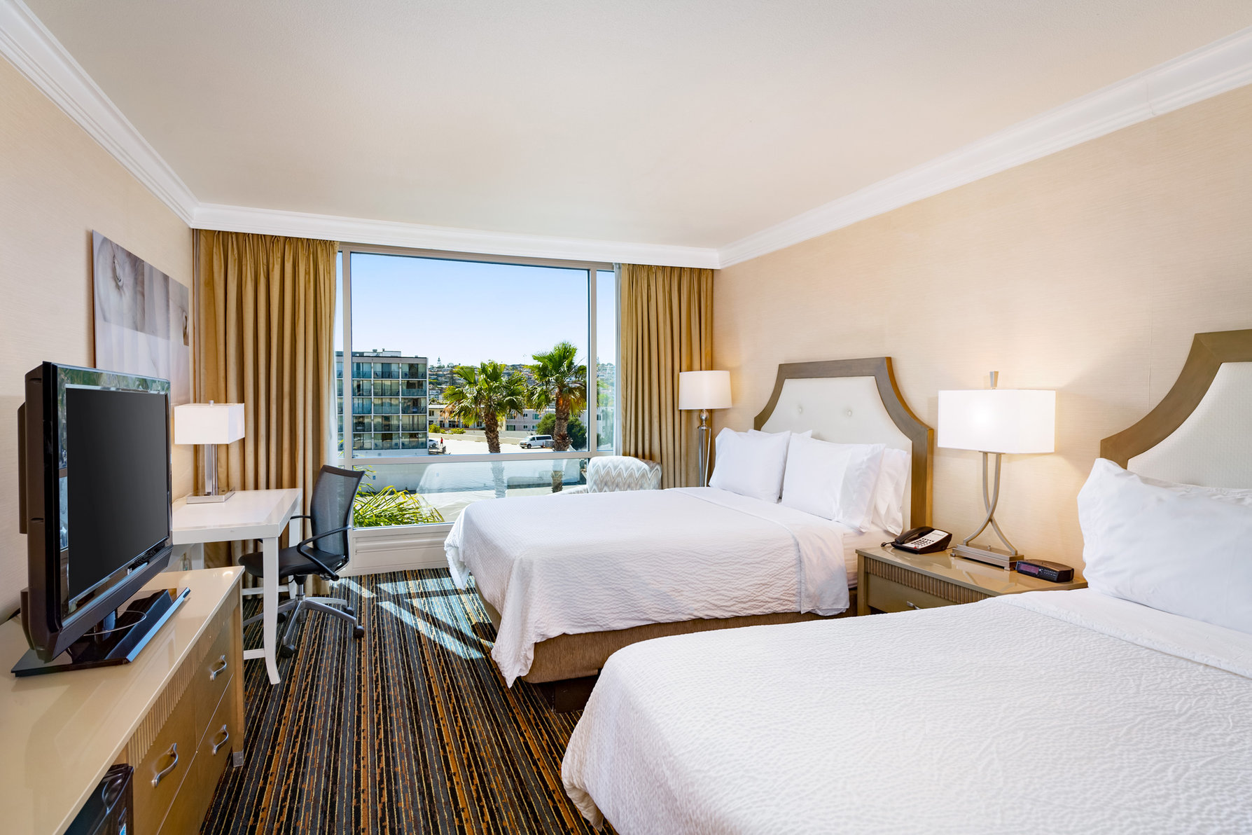 DoubleTree by Hilton San Diego Bayside - Tap to explore photos