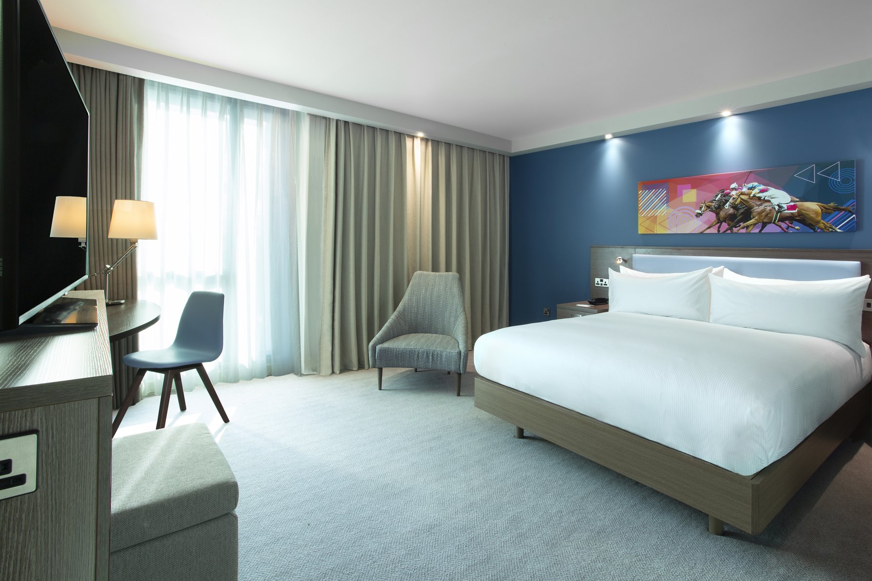 Hampton by Hilton Hamilton Park - Tap to explore photos