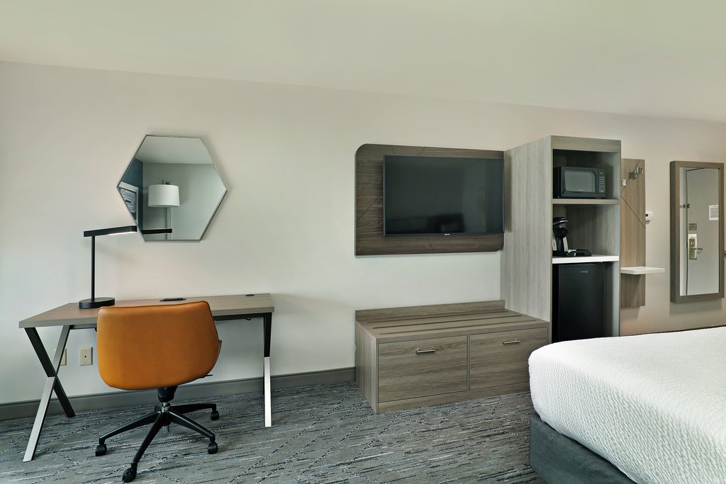 Holiday Inn Express Hotel & Suites Milwaukee-New Berlin - Tap to explore photos