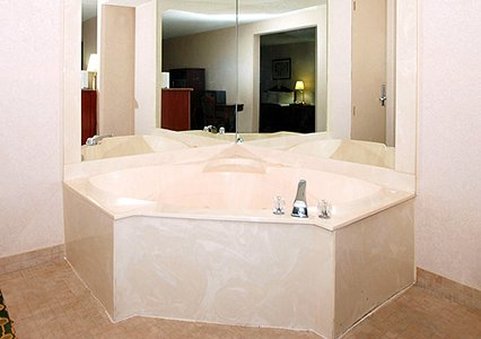 Rodeway Inn & Suites - Warren, MI