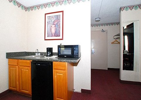 Rodeway Inn & Suites - Warren, MI