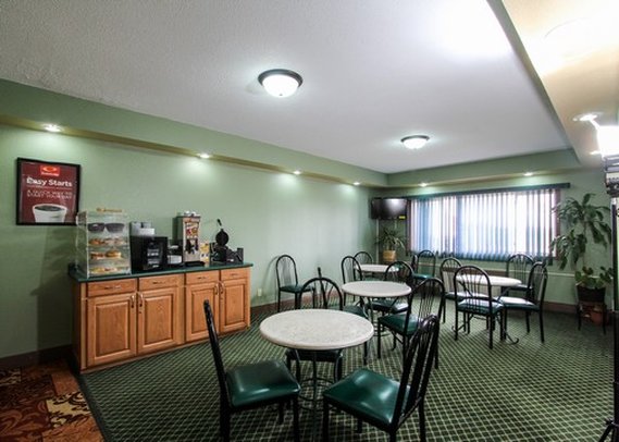 Econo Lodge - Austin, MN