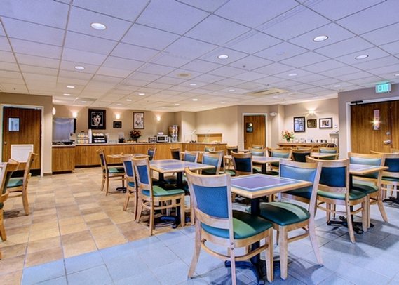 Quality Suites Near Convention Center - Anchorage, AK