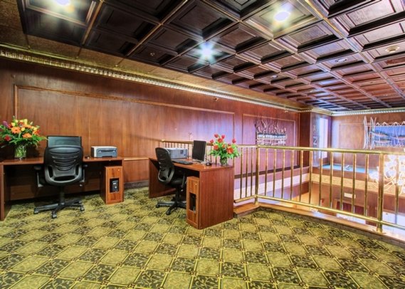 Quality Suites Near Convention Center - Anchorage, AK