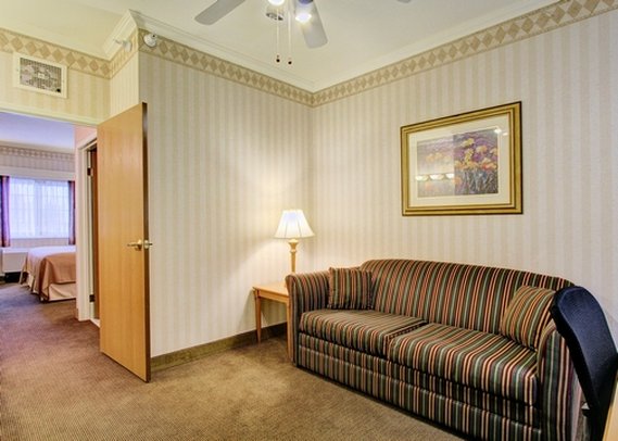 Quality Suites Near Convention Center - Anchorage, AK