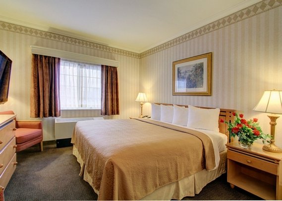 Quality Suites Near Convention Center - Anchorage, AK