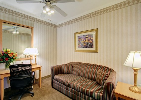 Quality Suites Near Convention Center - Anchorage, AK