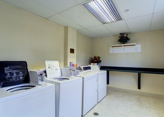 Quality Suites Near Convention Center - Anchorage, AK