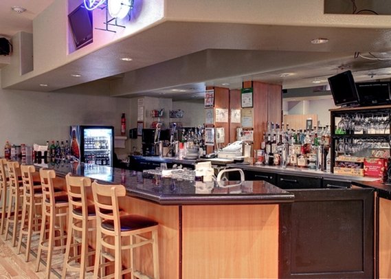 Comfort Inn & Suites - Oakland, CA