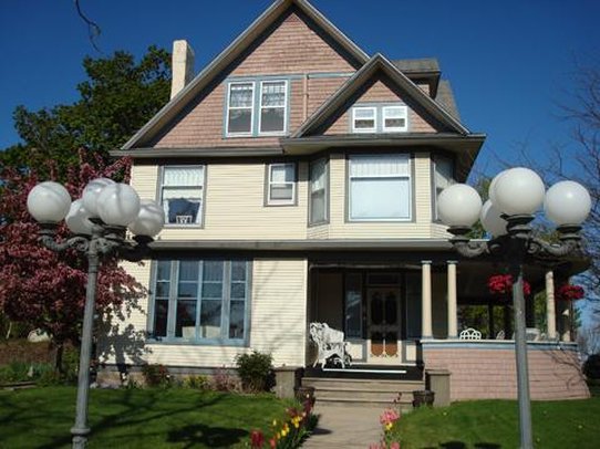 The Bridge Street Inn - Charlevoix, MI