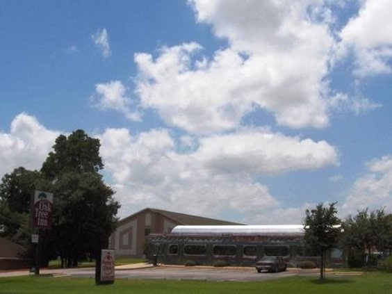 Oak Tree Inn - Hearne, TX