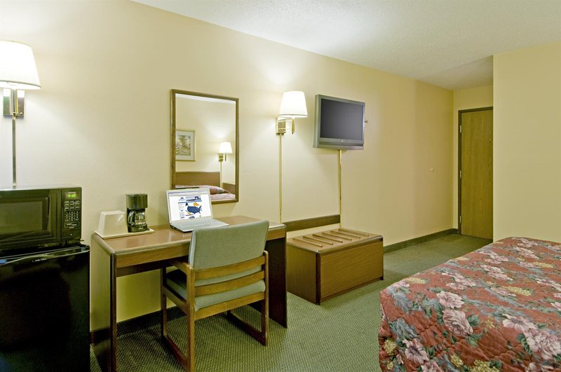 Americas Best Value Inn - Marshalltown, IA