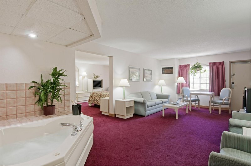 Americas Best Value Inn - Waverly, IA