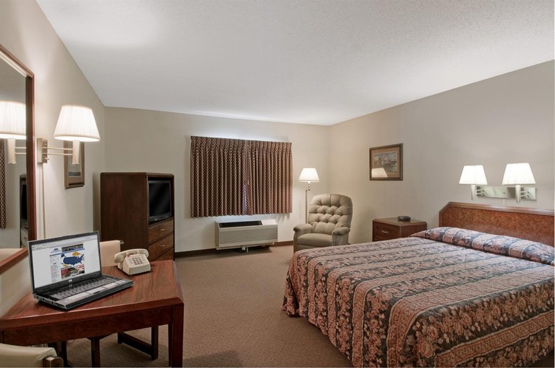 Americas Best Value Inn - Waverly, IA
