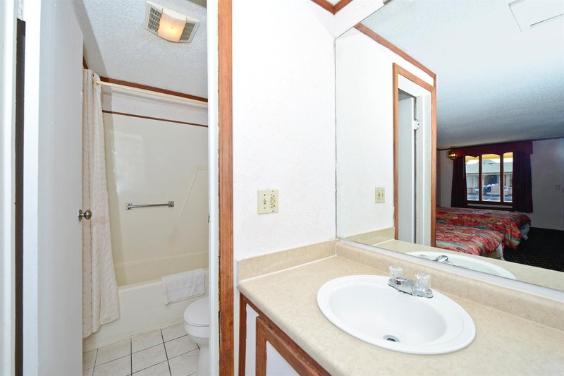 Econo Lodge - Warren, MI