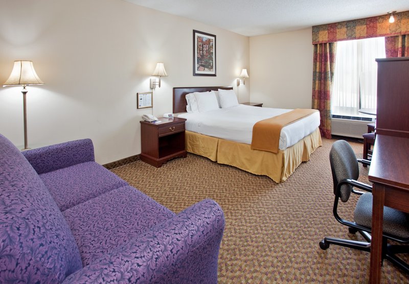 Holiday Inn Express OSAGE BCH - LAKE OF THE OZARKS - Oshkosh, WI