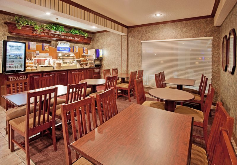 Holiday Inn Express OSAGE BCH - LAKE OF THE OZARKS - Oshkosh, WI