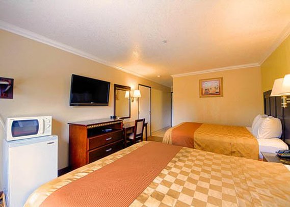 Fallbrook Lodge - Fallbrook, CA