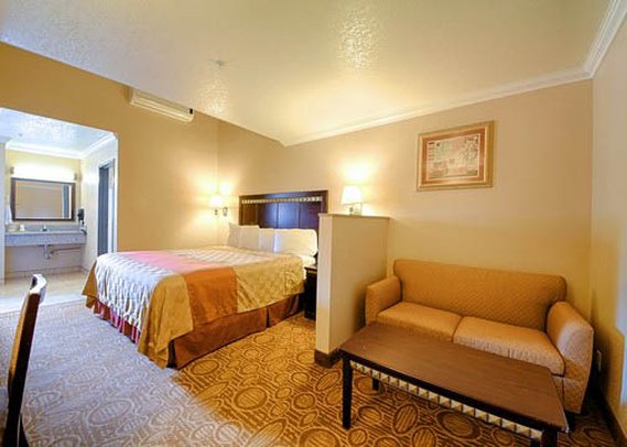 Fallbrook Lodge - Fallbrook, CA