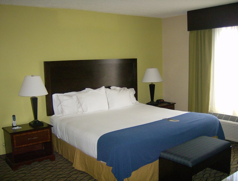 Holiday Inn Express & Suites ROSEVILLE - Harper Woods, MI