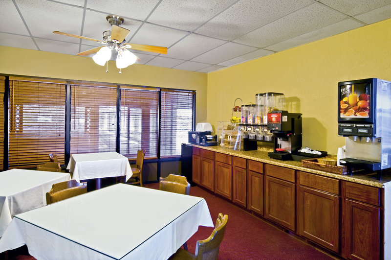 Americas Best Value Inn & Suites-Hesston - Hesston, KS