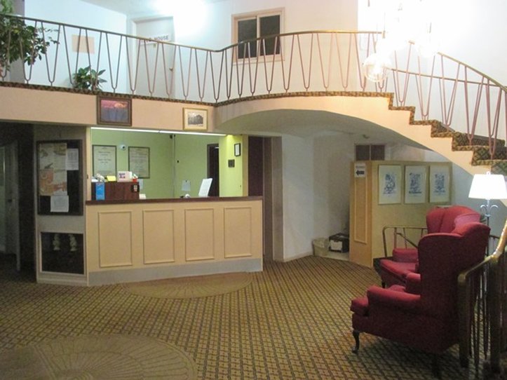 Red Carpet Inn & Suites - Ebensburg, PA