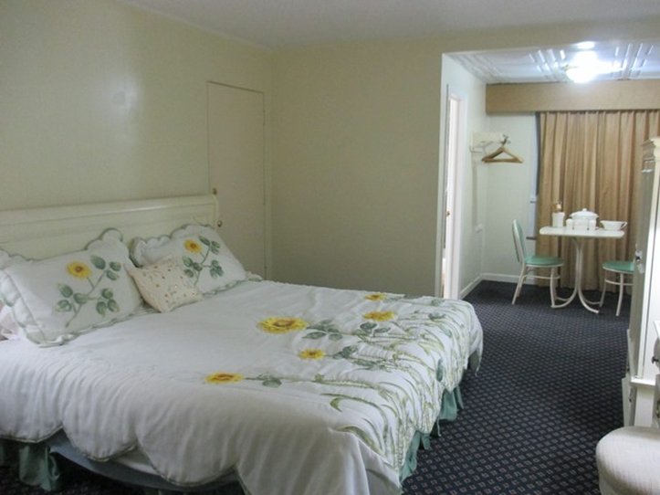 Red Carpet Inn & Suites - Ebensburg, PA