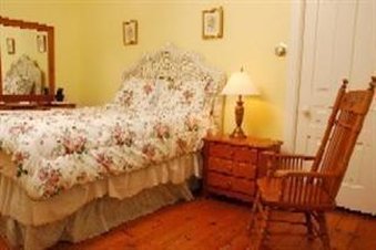 Inn At Grey Gables B & B - Charlevoix, MI