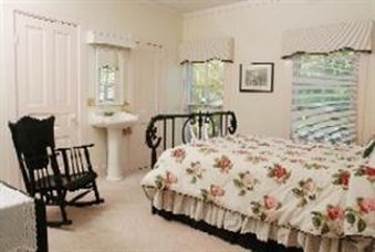 Inn At Grey Gables B & B - Charlevoix, MI