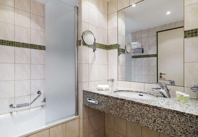 Hotel Courtyard by Marriott Berlin City Center Suite Bathroom