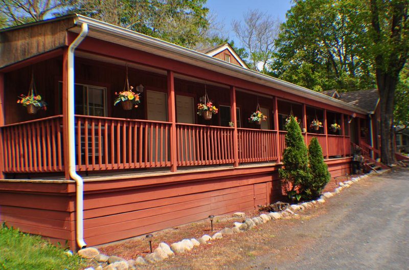 Valley Brook Inn and Cottages - Wurtsboro, NY