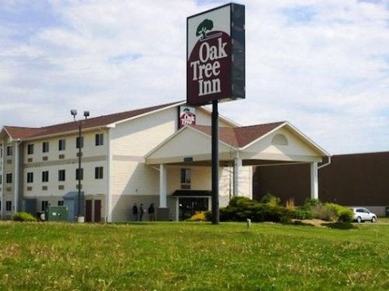 Oak Tree Inn - Clinton, IA
