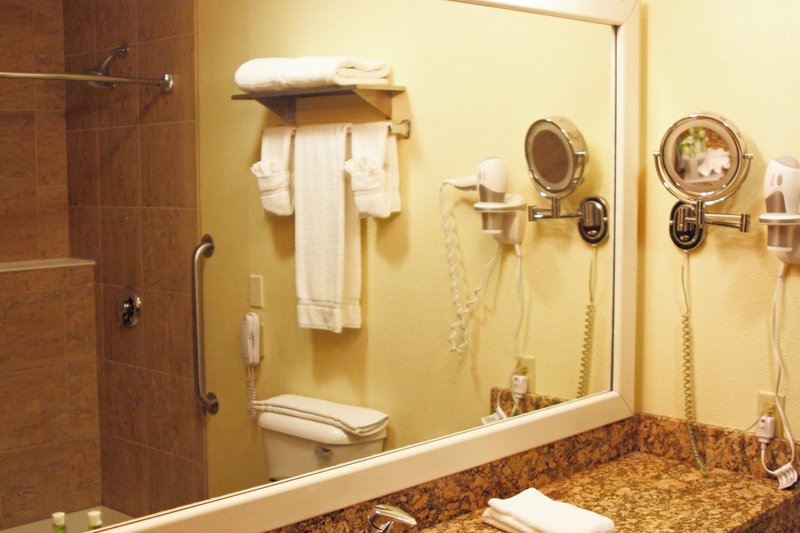 Holiday Inn Express OSAGE BCH - LAKE OF THE OZARKS - Oshkosh, WI