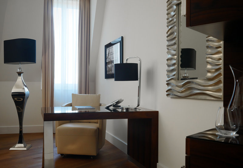 Hotel Am Steinplatz, Autograph Collection® Berlin Junior Suite Work Desk