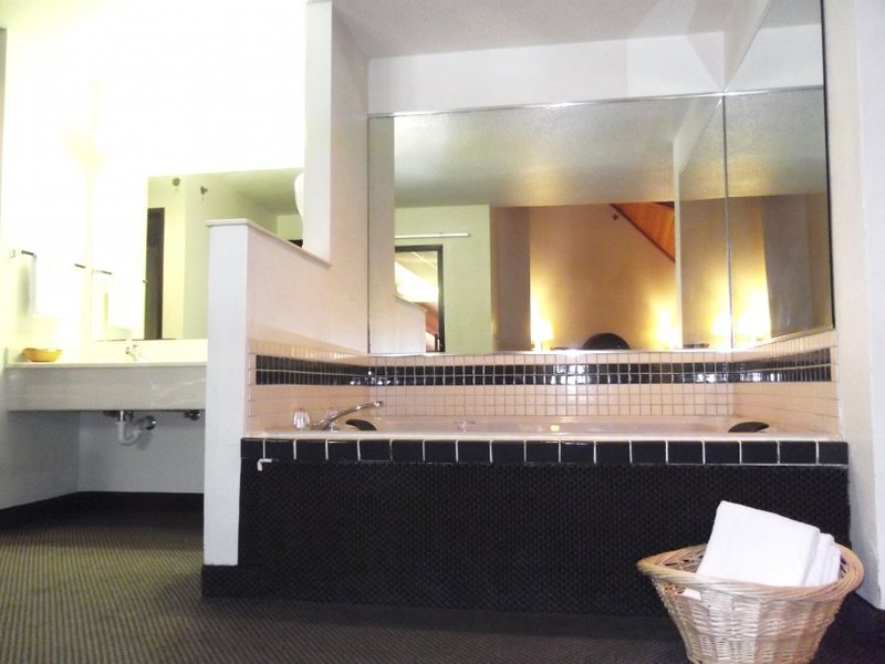 Country Hearth Inn - Fulton, MO