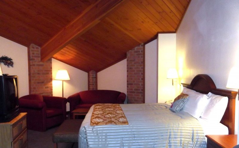 Country Hearth Inn - Fulton, MO