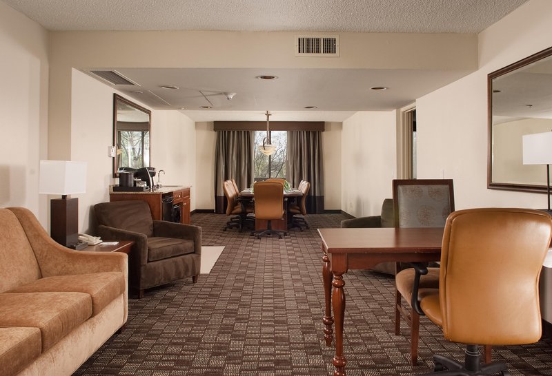 Embassy Suites By Hilton Nashville Airport - Nashville, TN