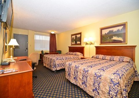 Econo Lodge Inn & Suites - Salina, KS